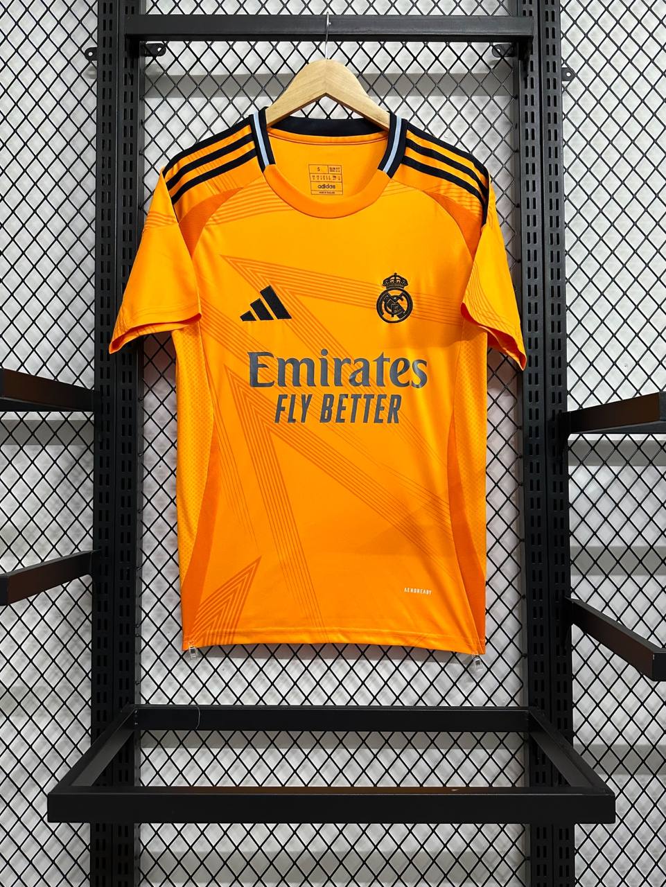 Real Madrid Home Maillot de foot 2015 - 2016. Sponsored by Emirates Real Madrid Home Maillot de foot 2015 - 2016. Sponsored by Emirates