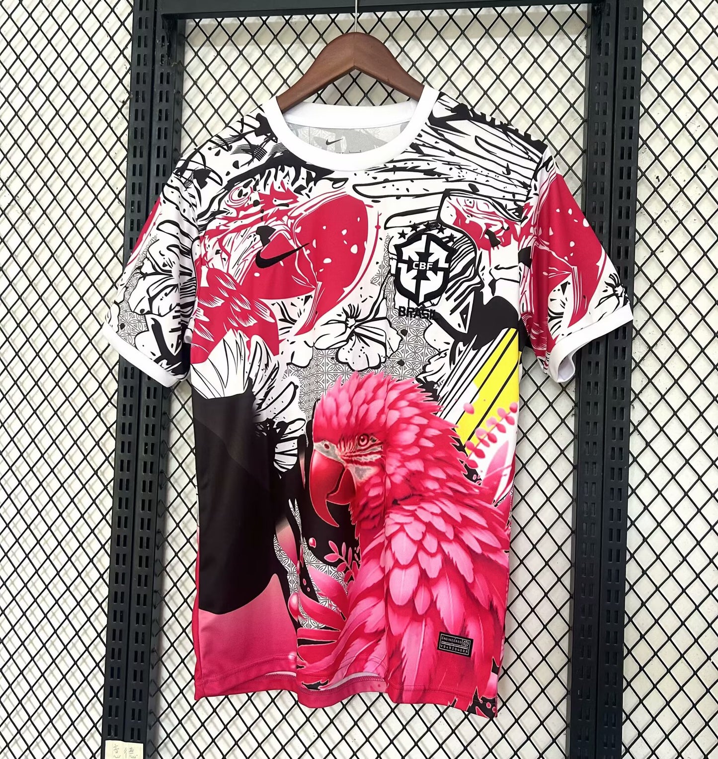 Maillot de foot Brésil perroquet rose concept